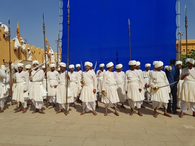 figurant devant fond bleu pour film tourner à l'Amber Palace